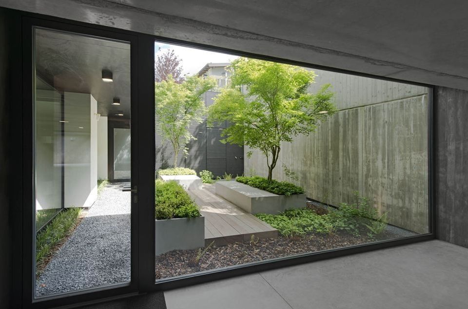 شباك زجاج ثابت